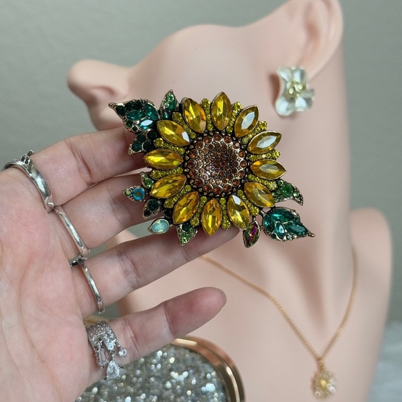 ⚜️🔥 Yellow and Green Sunflower Brooch 🌻 - Picture 6 of 7